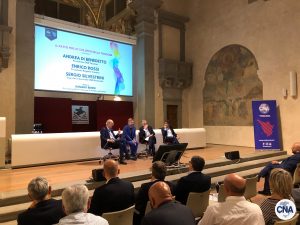 enrico rossi presidente regione toscana sul palco insieme agli altri relatori